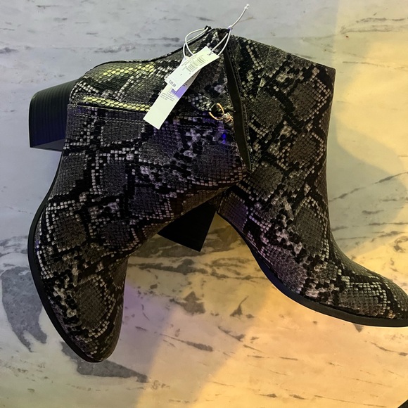 NWT  snakeskin heeled boots - Picture 4 of 4